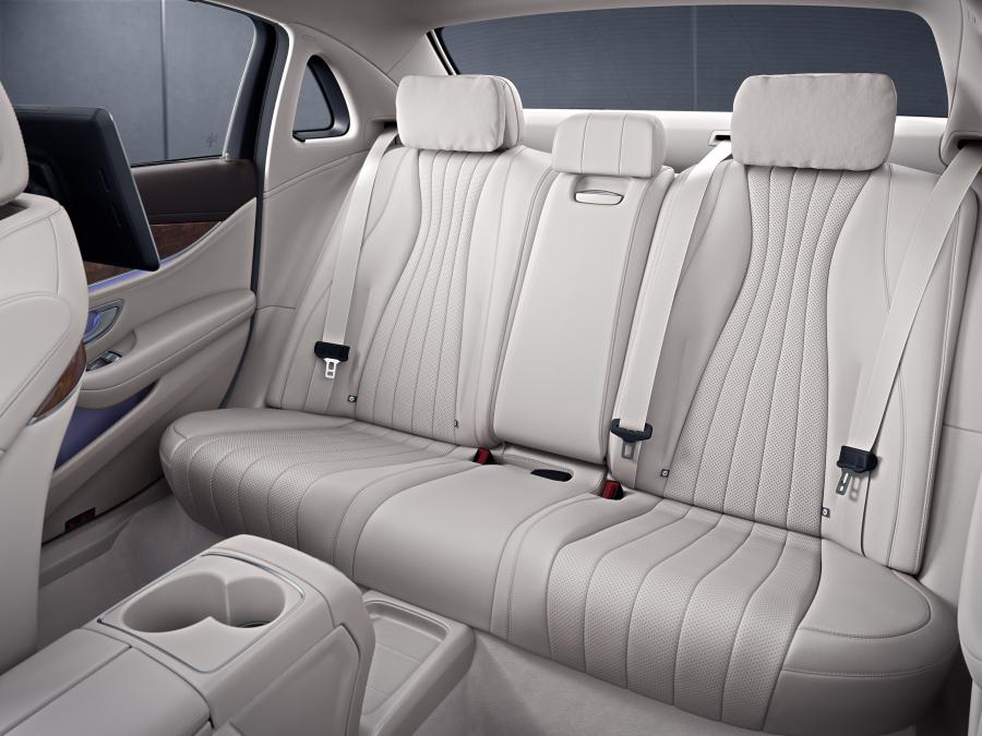 Интерьер Mercedes-Benz E300 L Exclusive Line 2016 года  (CN) (фото 7 из 9)